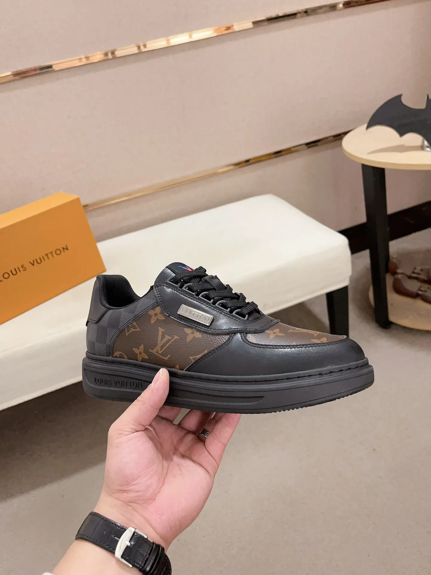 Men's shoes💰 400💰Louis Vuitton (Louis Vuitton/LV top 🔍🔍new model is on sale at the same time at the counter, upper 🇮🇹 imported first-layer cowhide from Italy, fully imported sheepskin lining 💪💪, completely 1⃣️ to 1⃣️ replica 🇮🇹💪💪 , ⚠Sole: Original sole provided by the original factory, exclusive movable molded sole, super comfortable, ⚠Original factory goods, 🔍🔍high quality, can be entered and exited the counter at will, welcome to compare⚠Code number: 38-44 (45 can be customized).